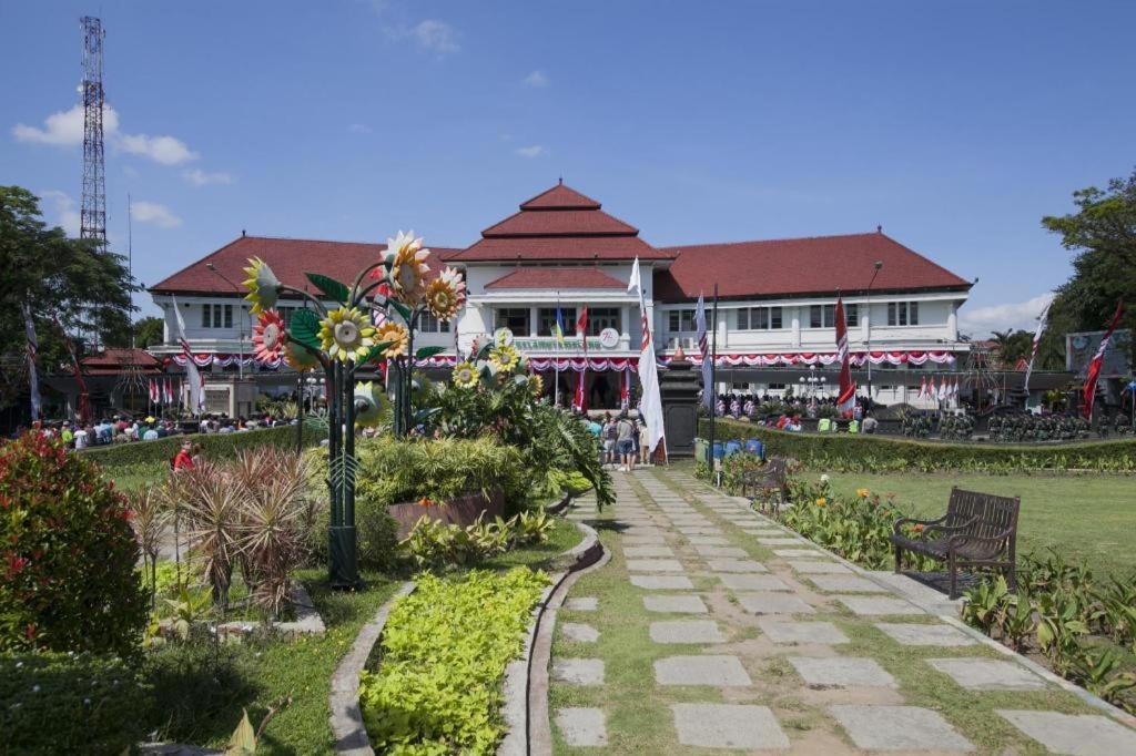 Regent'S Park Hotel Malang Exterior foto