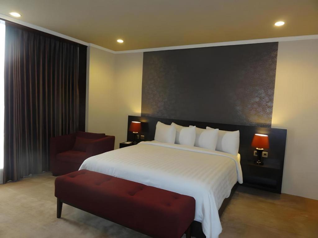 Regent'S Park Hotel Malang Exterior foto