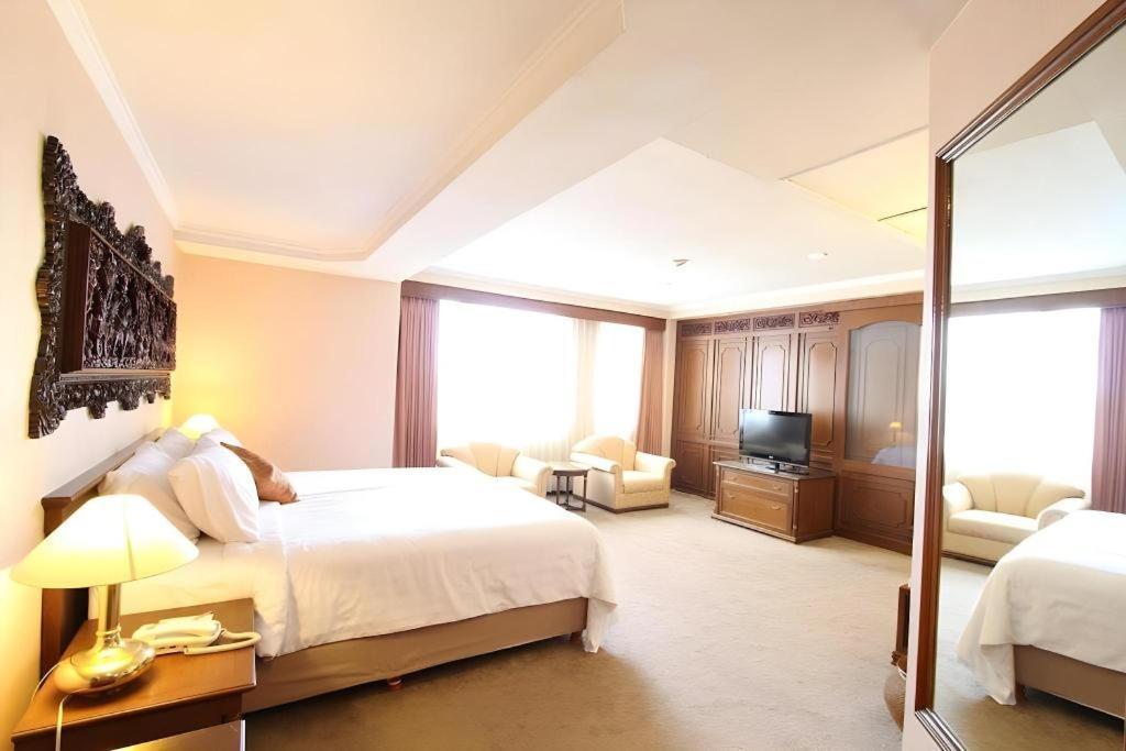 Regent'S Park Hotel Malang Exterior foto