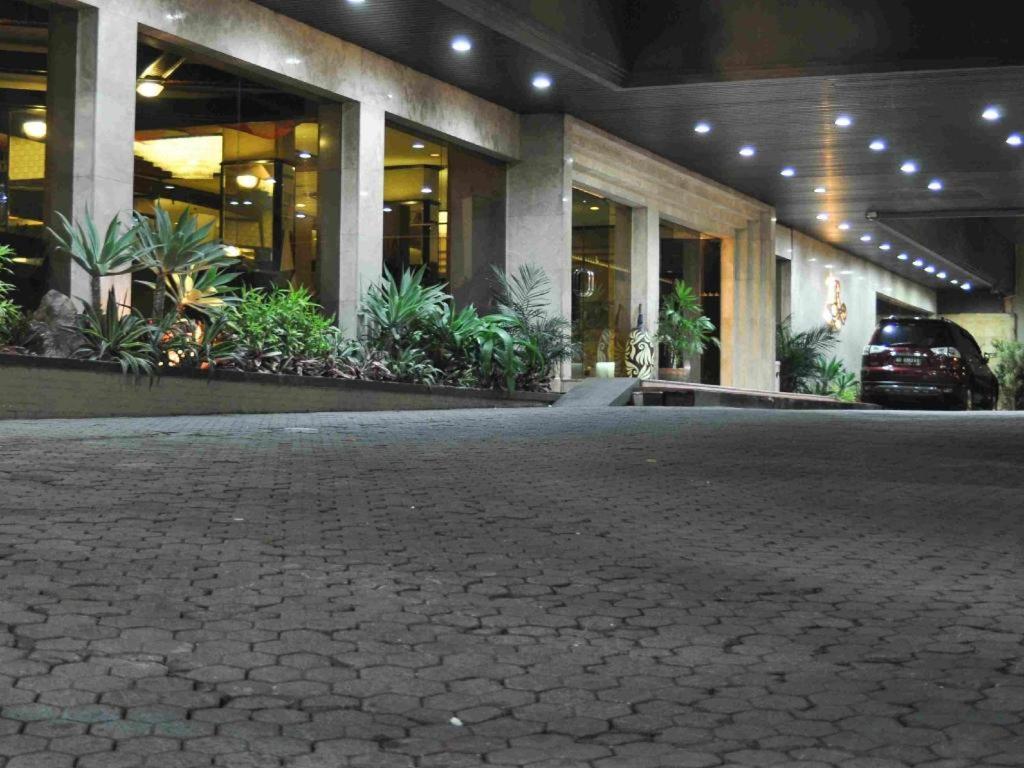 Regent'S Park Hotel Malang Exterior foto
