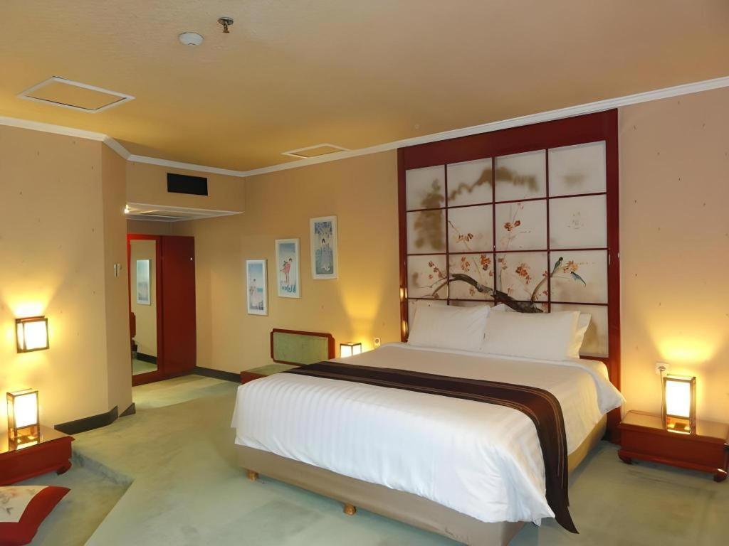 Regent'S Park Hotel Malang Exterior foto